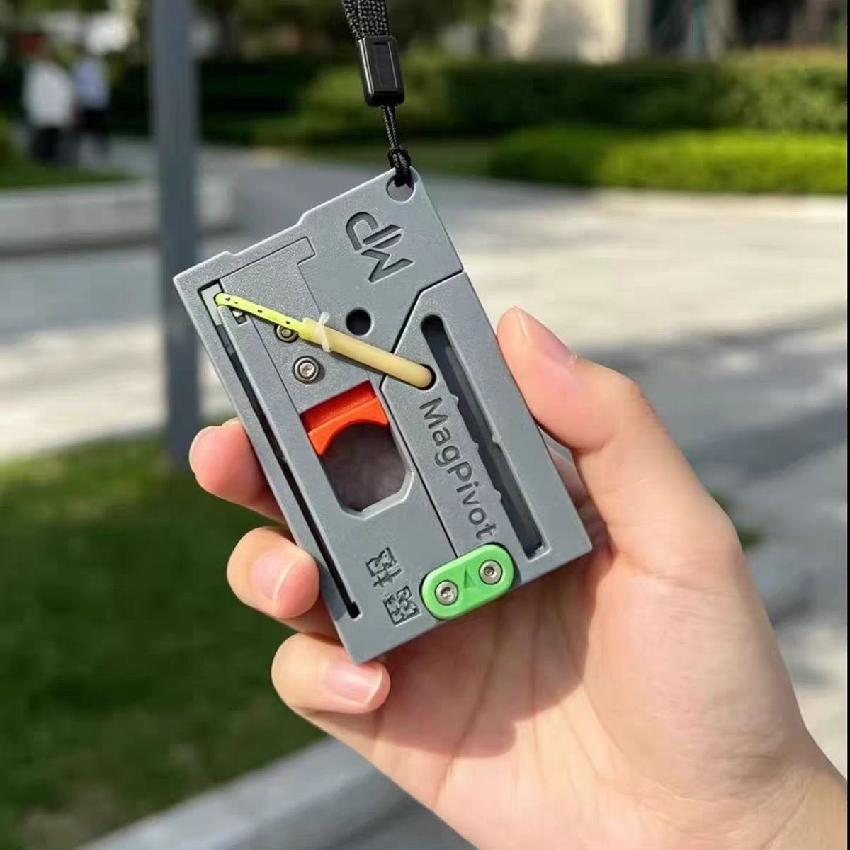 MagaPivot Card Slingshot Porta - огляд і ціна Edc Carry Card